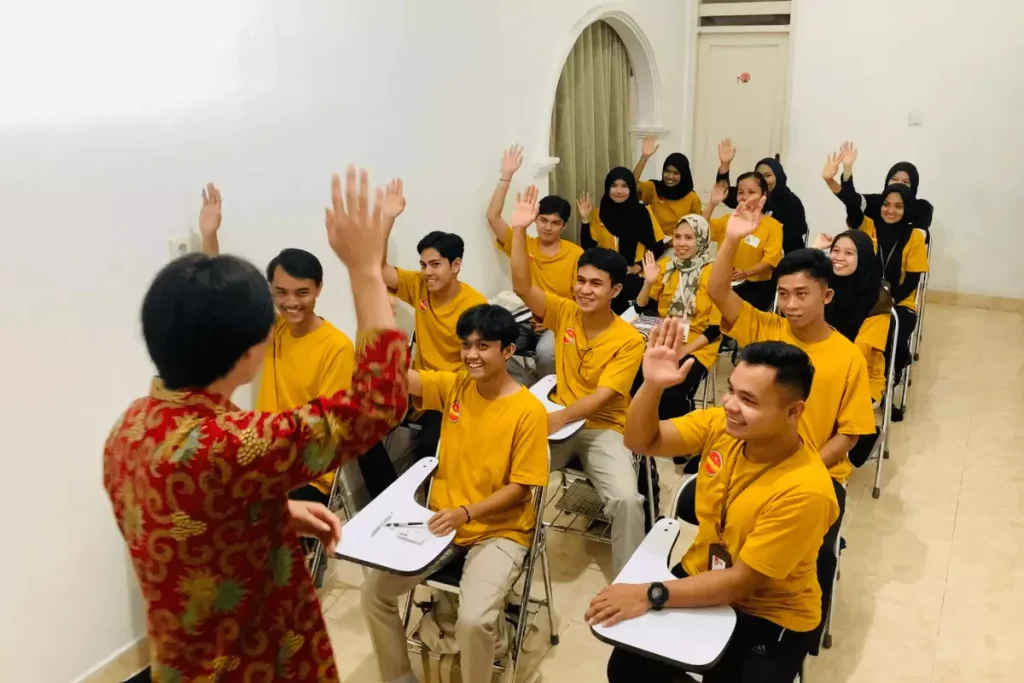 インドネシアの送り出し機関の日本語会話の授業風景