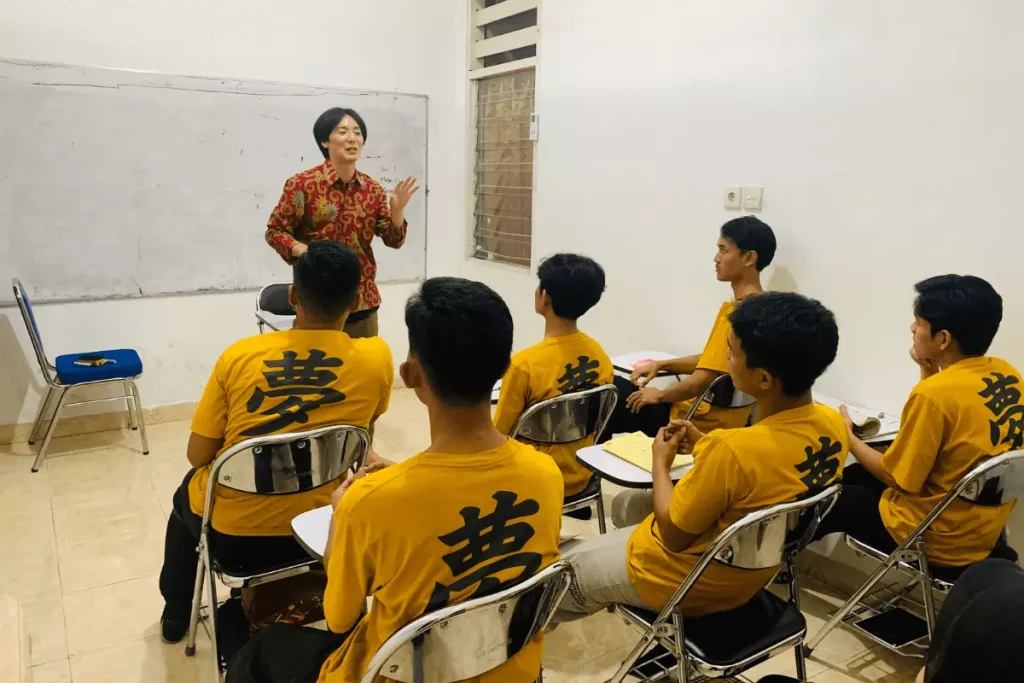 日本人の先生がインドネシアの送出し機関で日本語の会話を授業で教えている