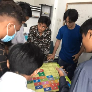 日本人の先生から日本語を教えてもらっているインドネシア人生徒たち