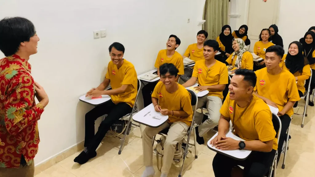 インドネシアの送り出し機関RSSで日本時の先生が日本語を教えている授業風景