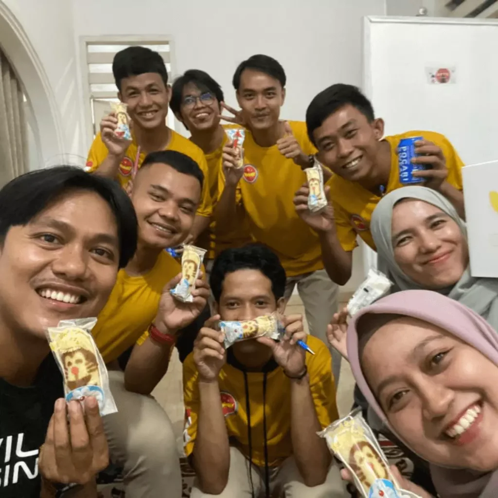 送出し機関LPK RSSインドネシアの先生と生徒の集合写真